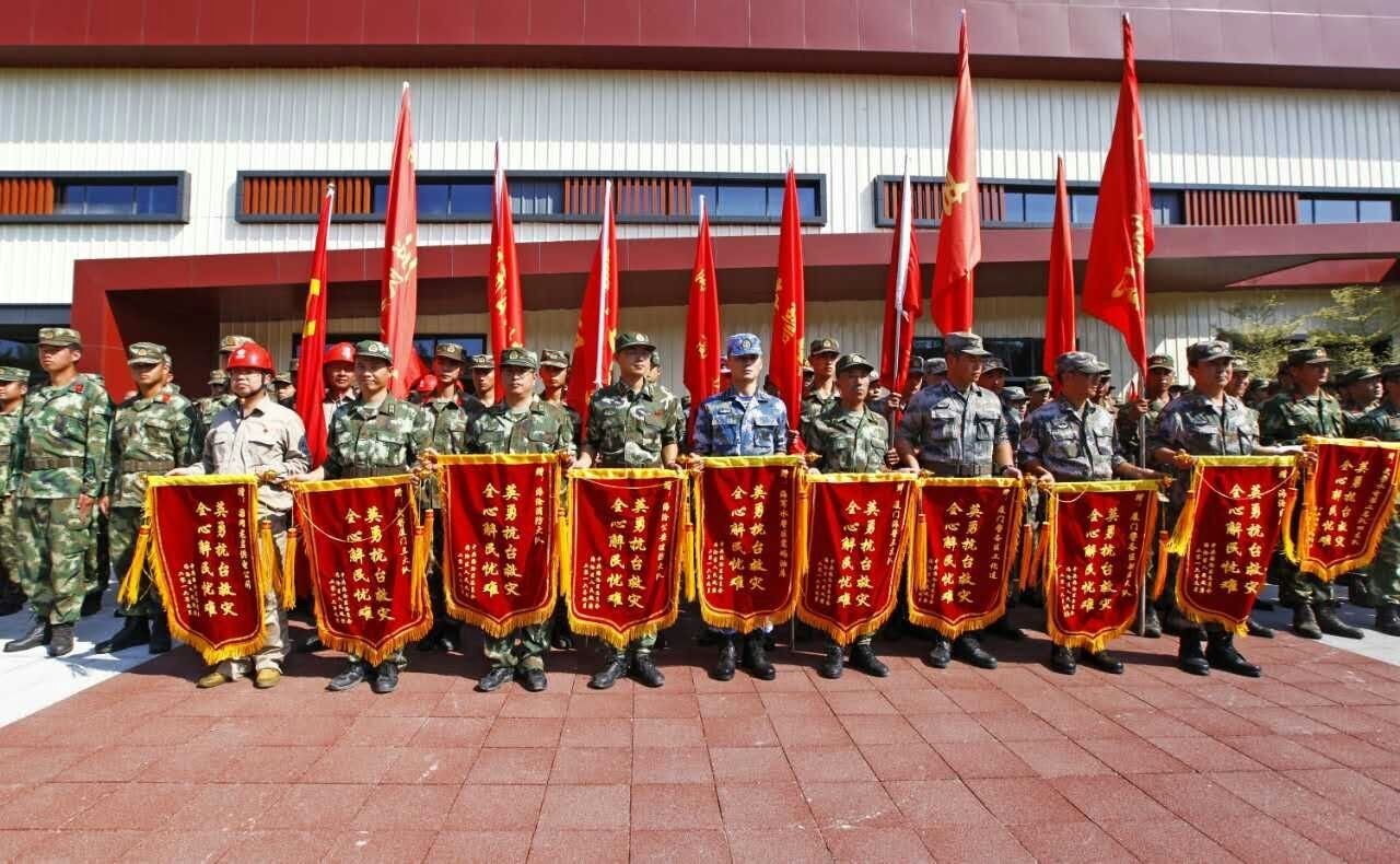 海沧区四套班子领导为他们送上锦旗,部队官兵道别感谢.