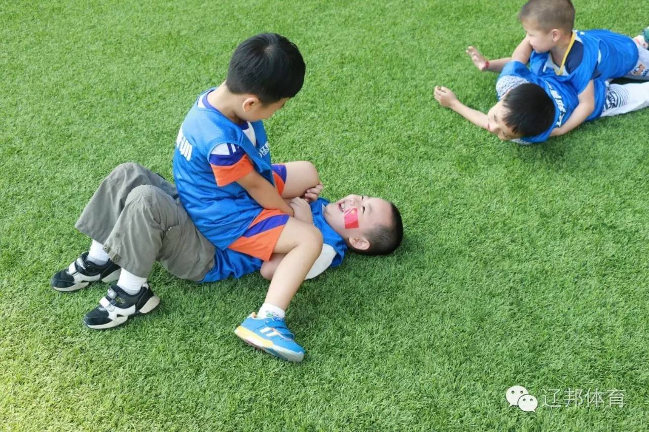映湖山庄幼儿园周末亲子足球体验活动 - 微信公