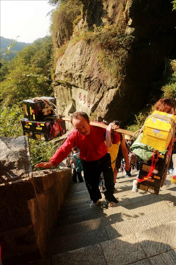 夜爬泰山路线:红门上山--登顶看日出---白天原路返回!