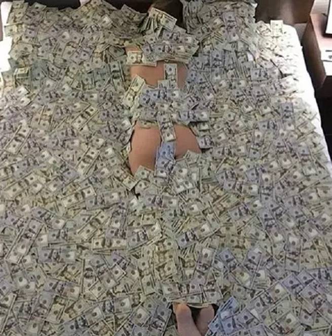 裸体直接睡在钱堆上,新加坡富二代高调炫富