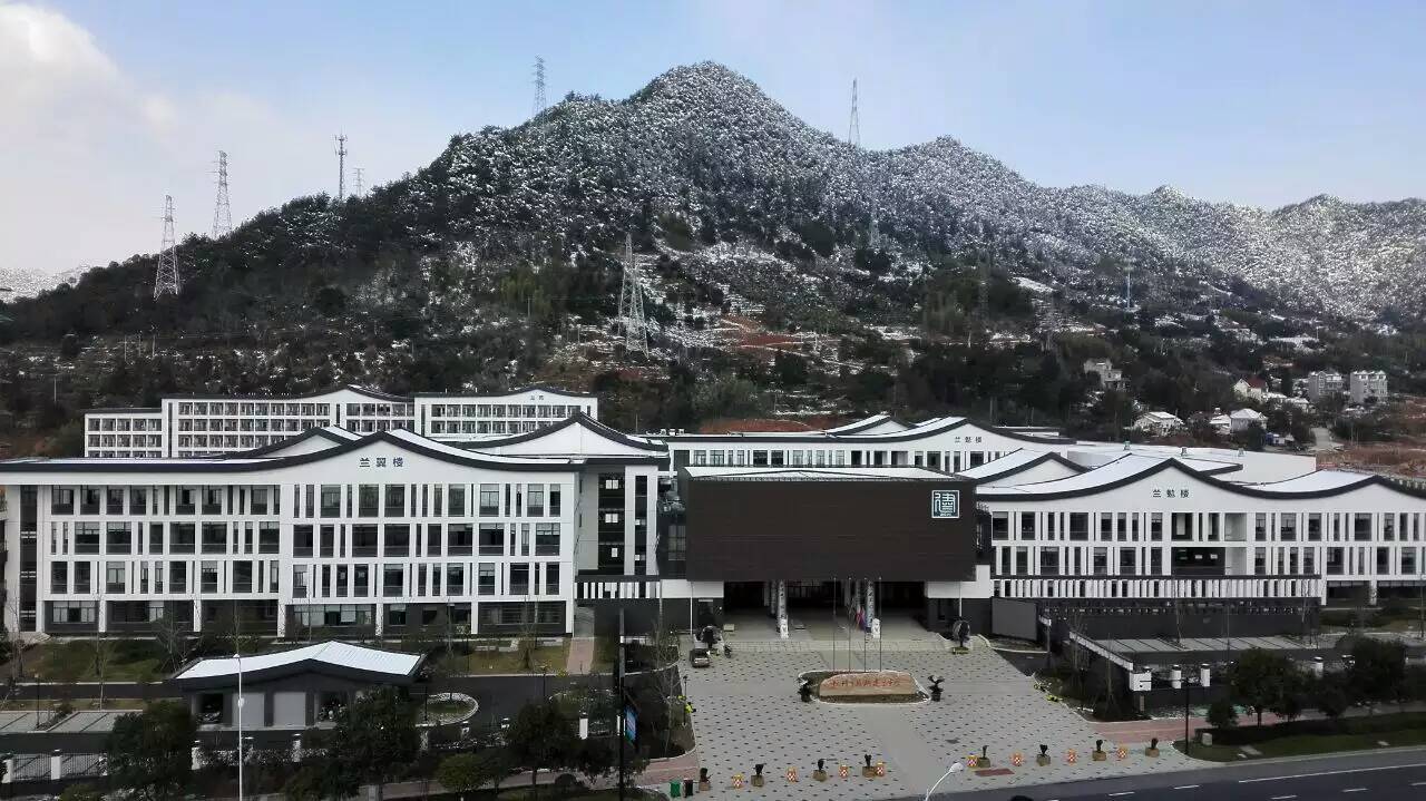 一个是杭州千岛湖建兰中学,一个是北京十一学校亦庄分校,就是亦庄实验