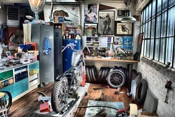 每个摩友都想有一个自己的摩托车车库,即使它很小,只是院子的一个小