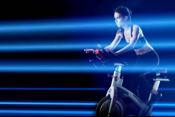 IMAX开了超酷的健身房!让你骑着动感单车穿越