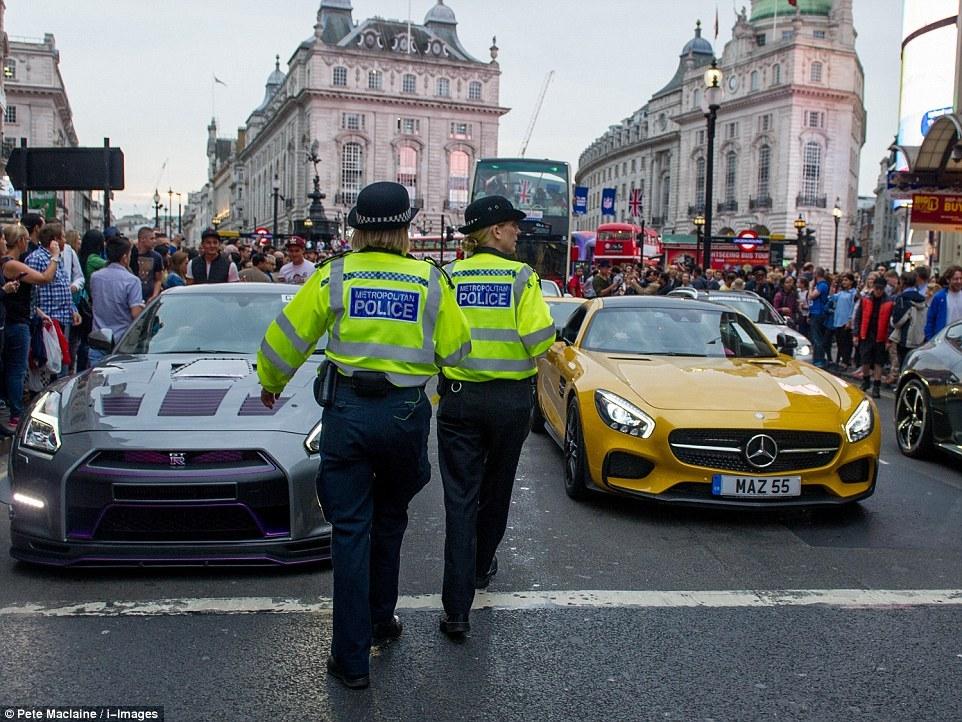 总价400万英镑超跑车队穿越伦敦 群众围观致交