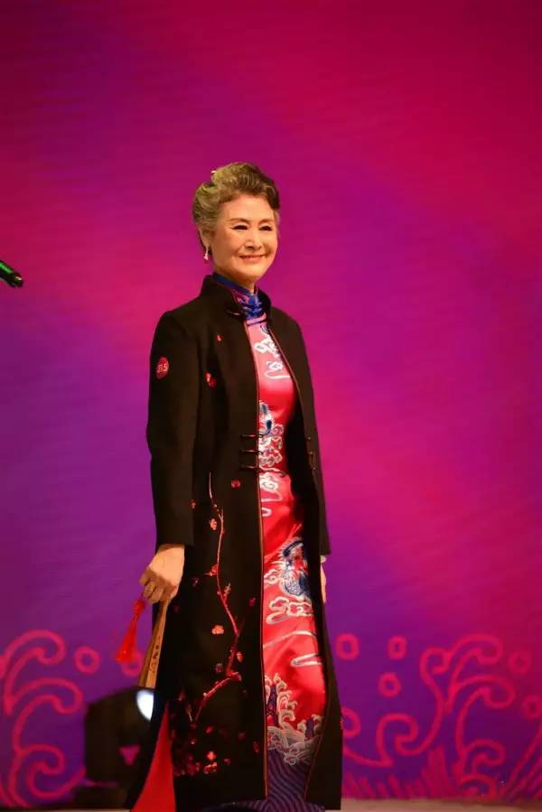 73岁老奶奶骑哈雷、走西藏,穿旗袍、做模特,开