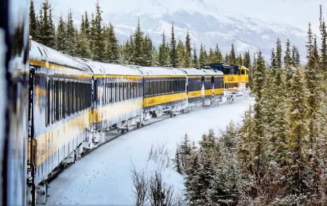 当银河铁道之旅和雪国列车在极光地区相遇,梦
