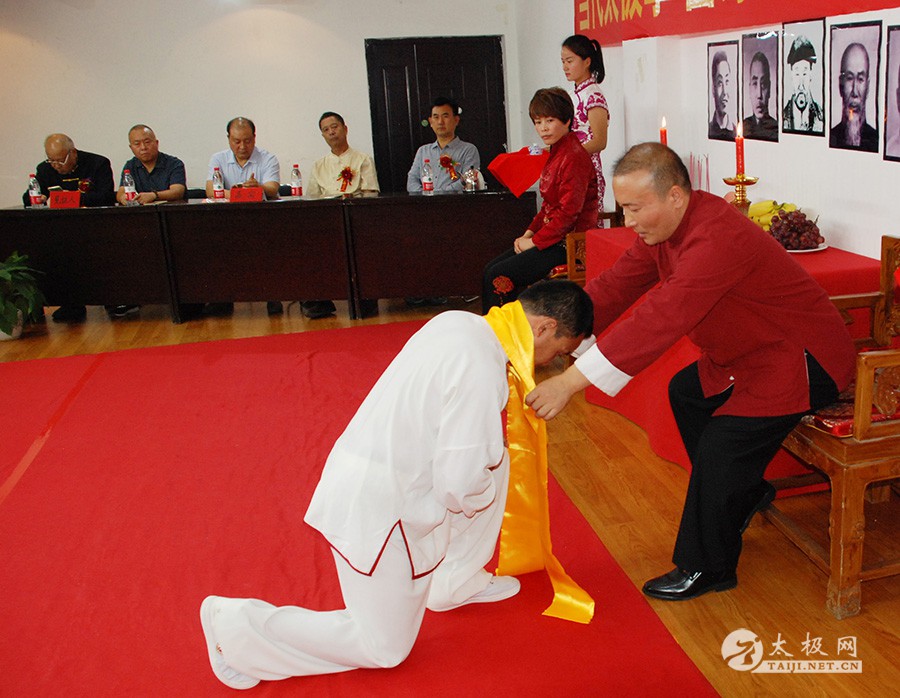 弟子跪拜师父,师母入门宣誓向太极拳先师行礼董丰电