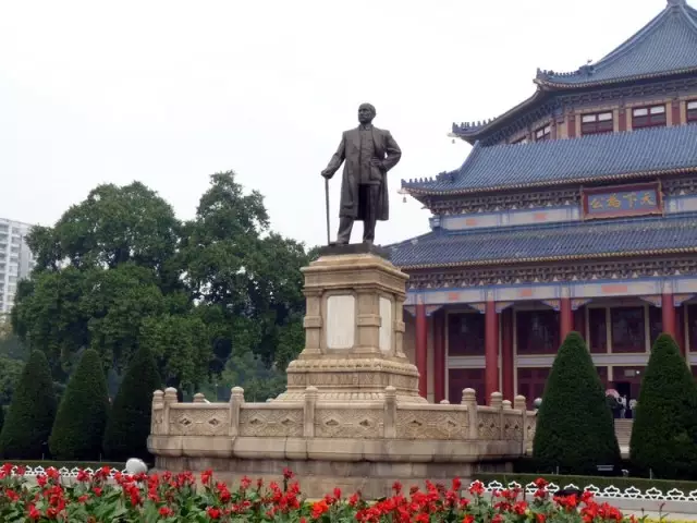广州中山纪念堂的孙中山铜像.