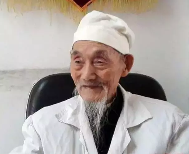 可见,这位百岁的老中医,高寿有术,智力不衰,非同一般.