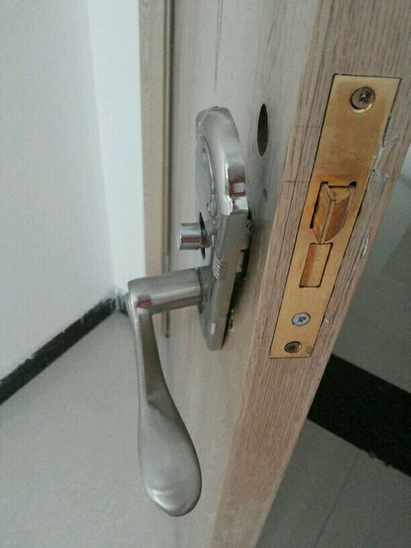 门锁反锁打不开怎么办