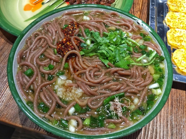 这不是普通的面条,叫做"饸饹条"是一种极具特色风味的咸口面条,撸几串