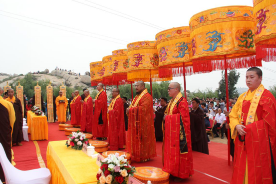 邹城市峄山兴国寺万佛塔封顶庆典