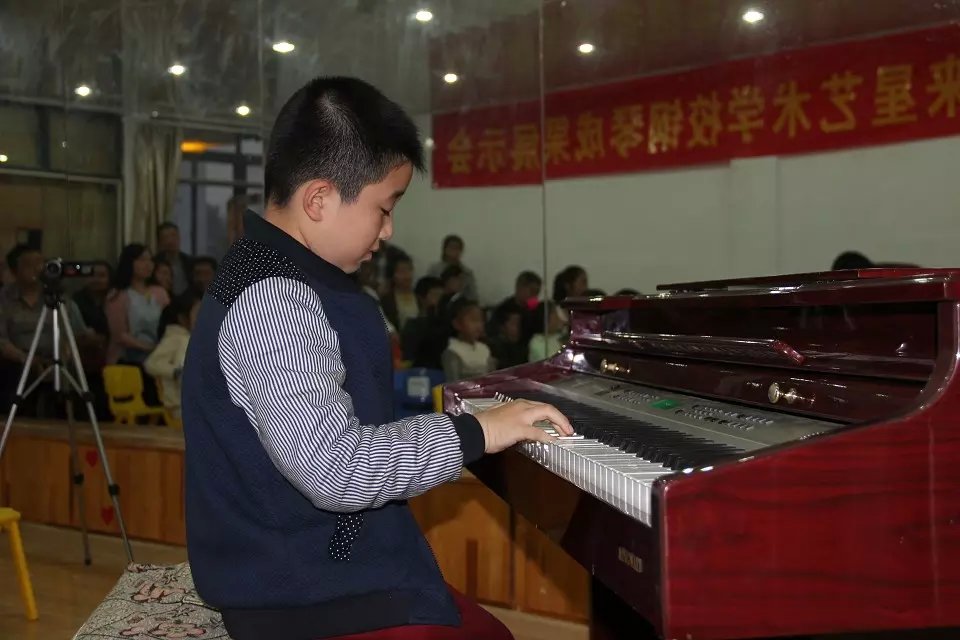 未来星艺术中心老师告诉你孩子学钢琴的好处_