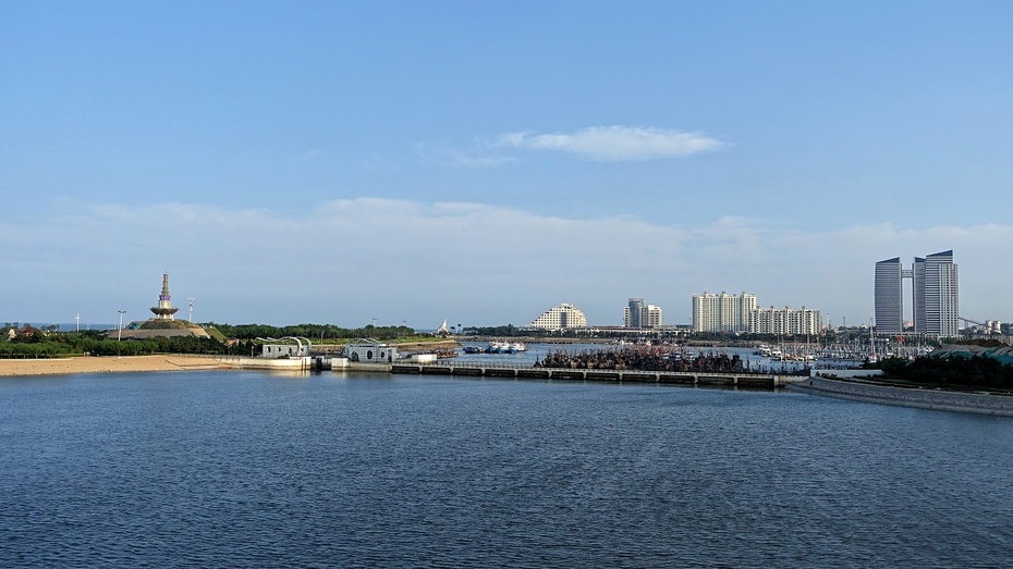 日照的碧海,蓝天,金沙滩