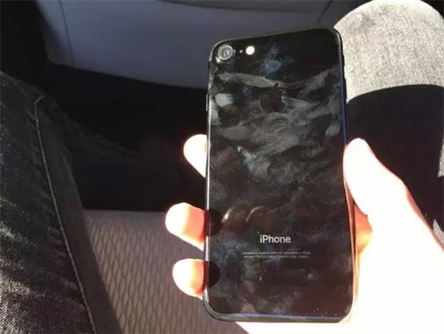 苹果第三方维修商爆iPhone7严重掉漆,亮光黑变