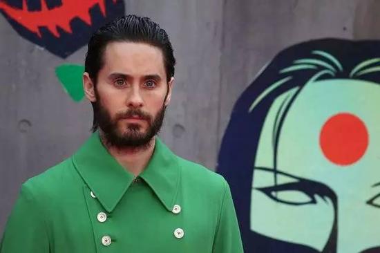 《自杀小队》中的小丑扮演者杰瑞德·莱托(jared leto,其粉丝因其少爷