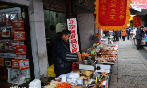 甪直古镇小吃 当地饮食沿着甪直古桥老街,随处可见旁边的小吃摊,有