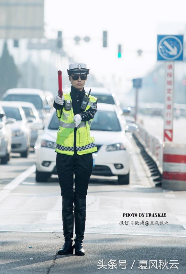 包头街头英姿飒爽的美女交警