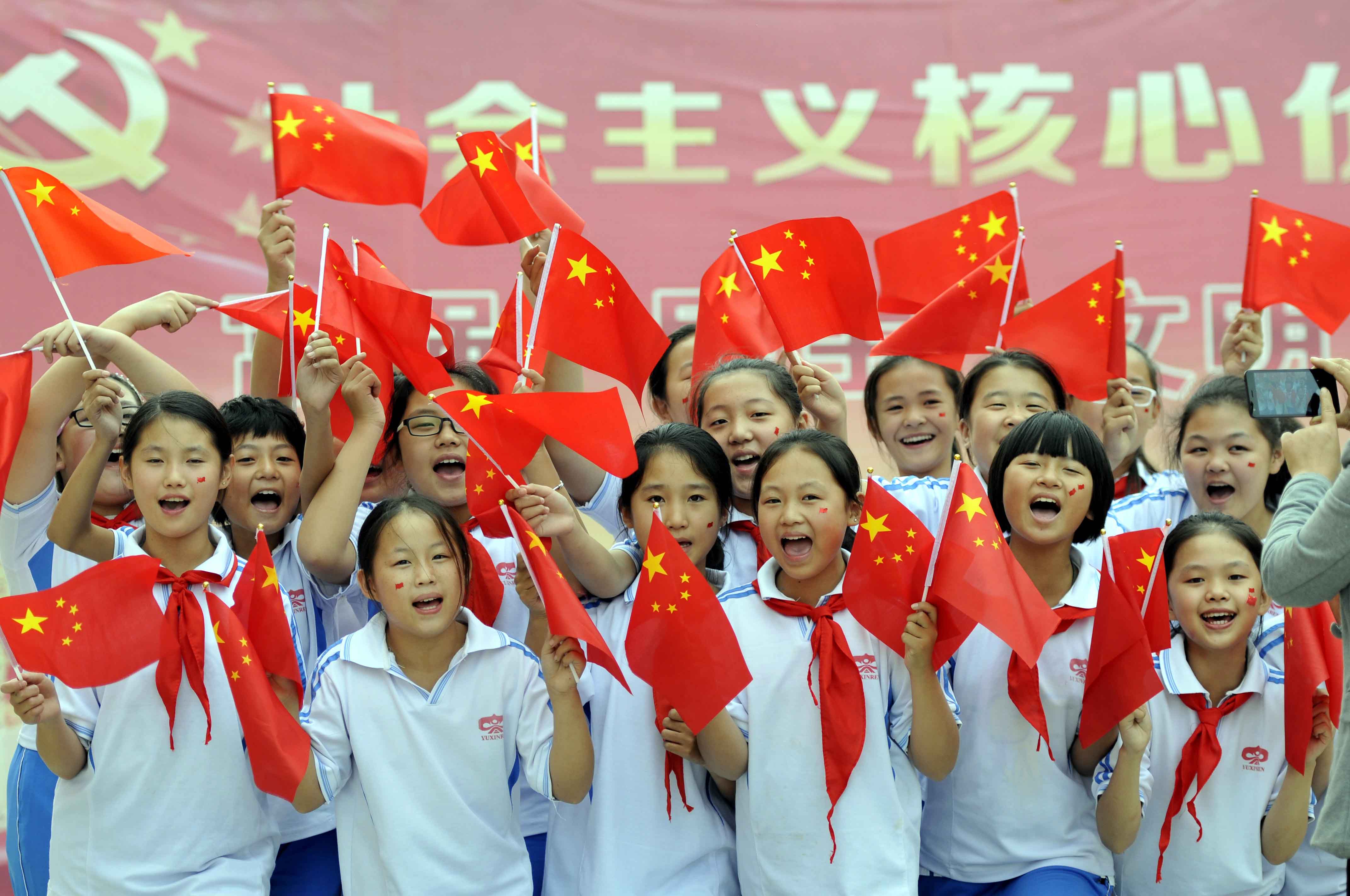 9月29日,山东省郯城县马头镇中心小学学生高呼"祖国万岁"和国旗合影.