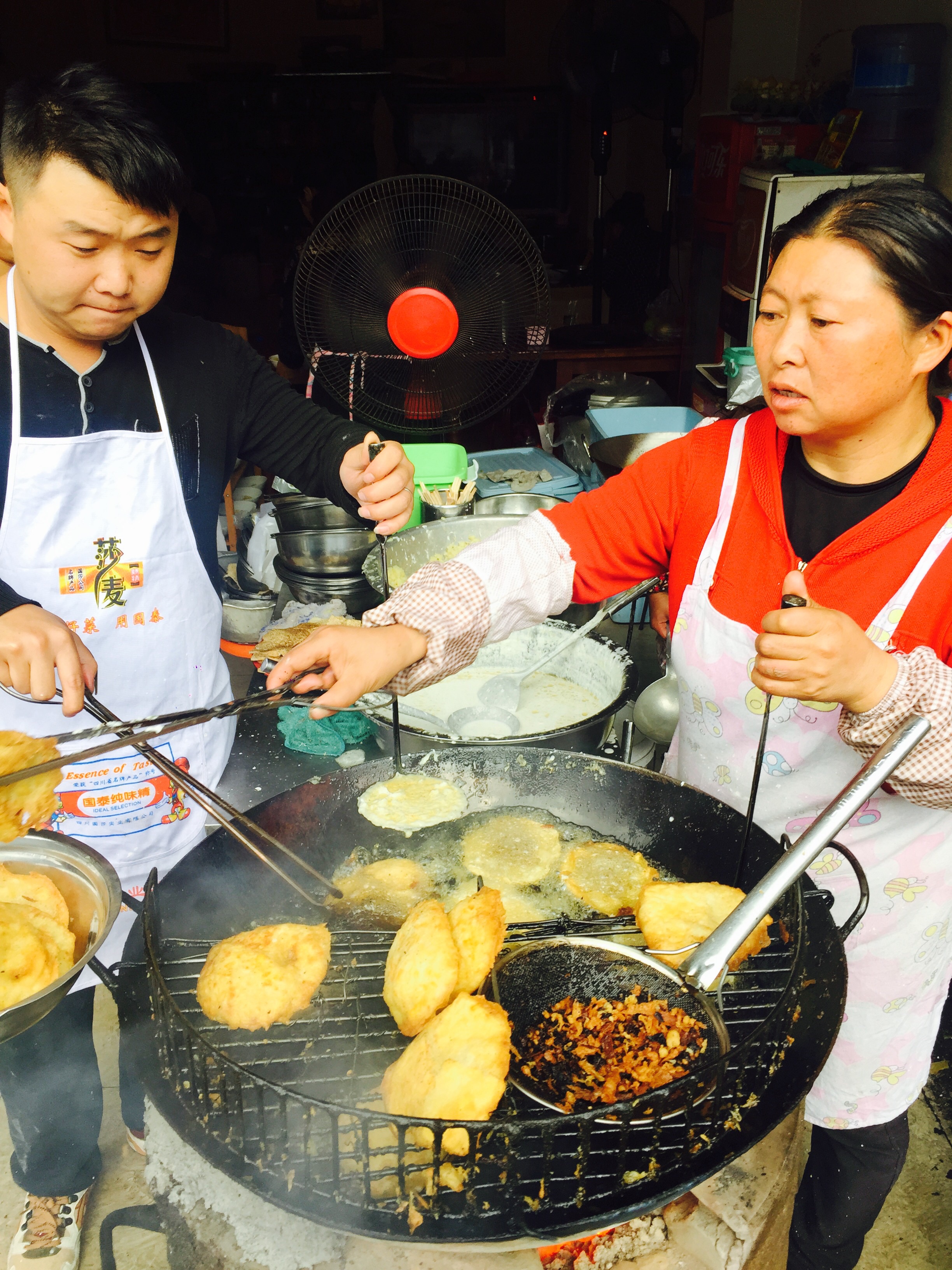 昭通人的肯德基:油糕饵块,香脆糯香的诱惑