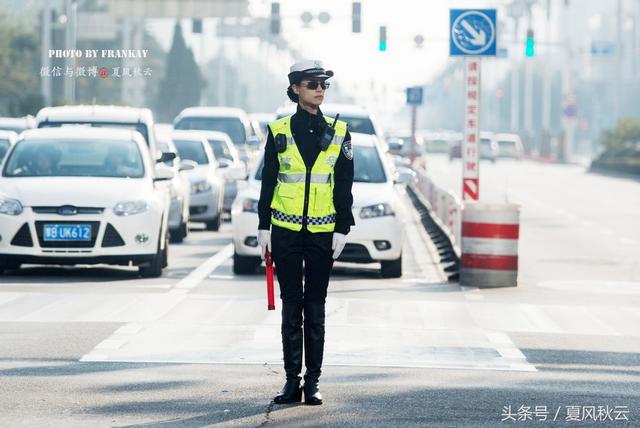 包头街头英姿飒爽的美女交警