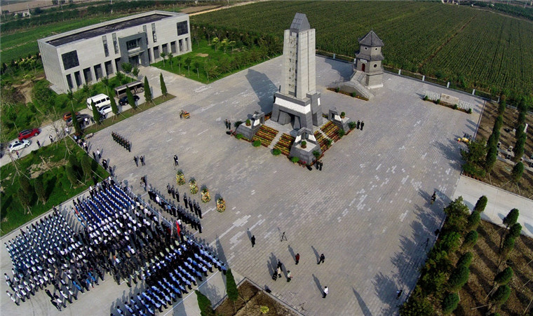 在河北省肃宁县烈士陵园,各界人士参加 公祭活动. 在广东