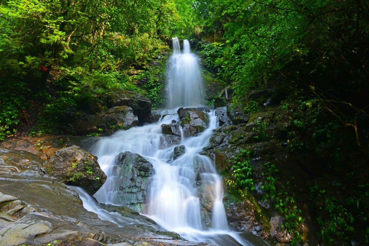 卧龙谷是一年四季都适合去玩的地方.夏天避暑,冬天去看冰天雪地.