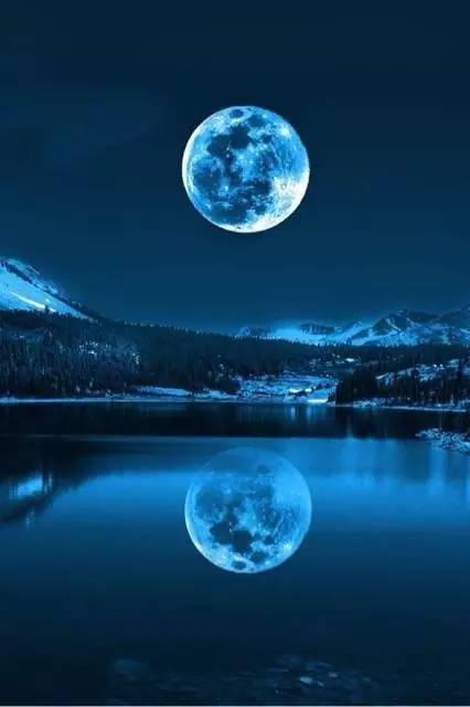 白天,可以观天光云影共徘徊; 夜来,可以赏湖光秋月两相和.