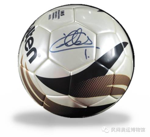 著名足球运动员卡西利亚斯签名足球一个