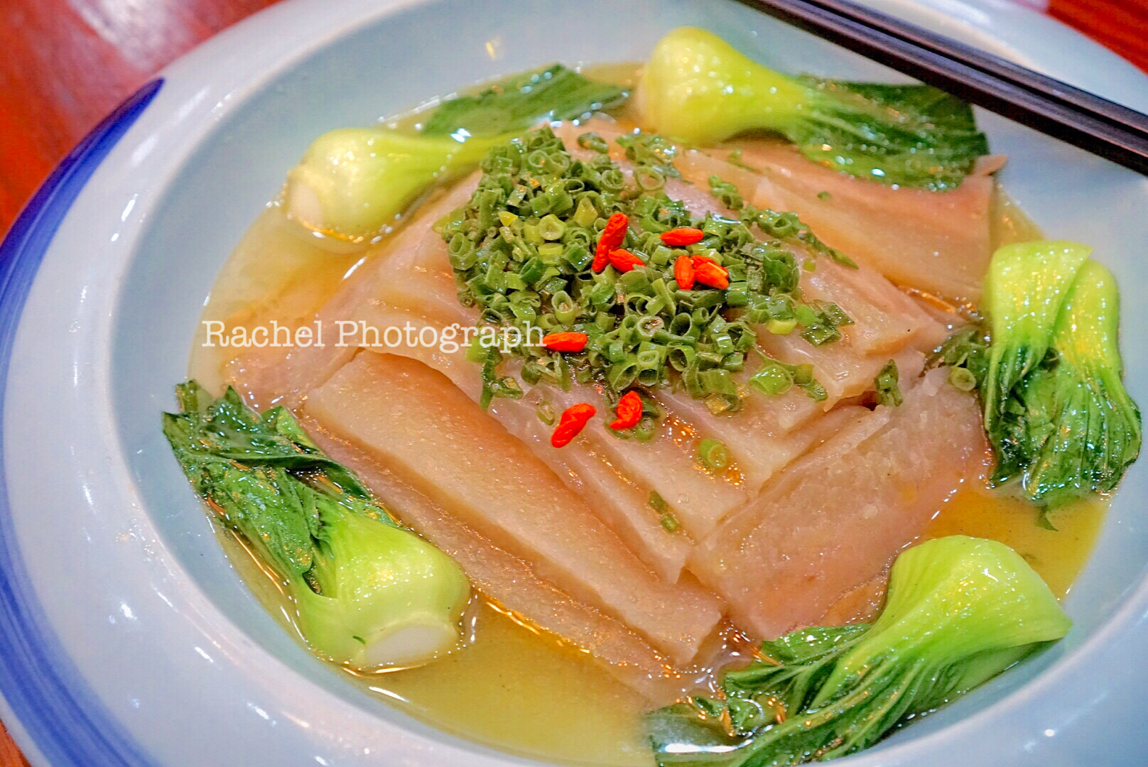 葱香膘鸡 泗水膘鸡是典型的宿迁家常菜,选用猪肉糜,鸡蛋清等多种主