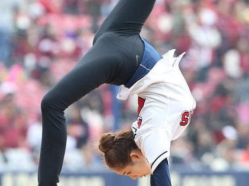 韩国美女一字马棒球开球,哪个姿势最撩人?