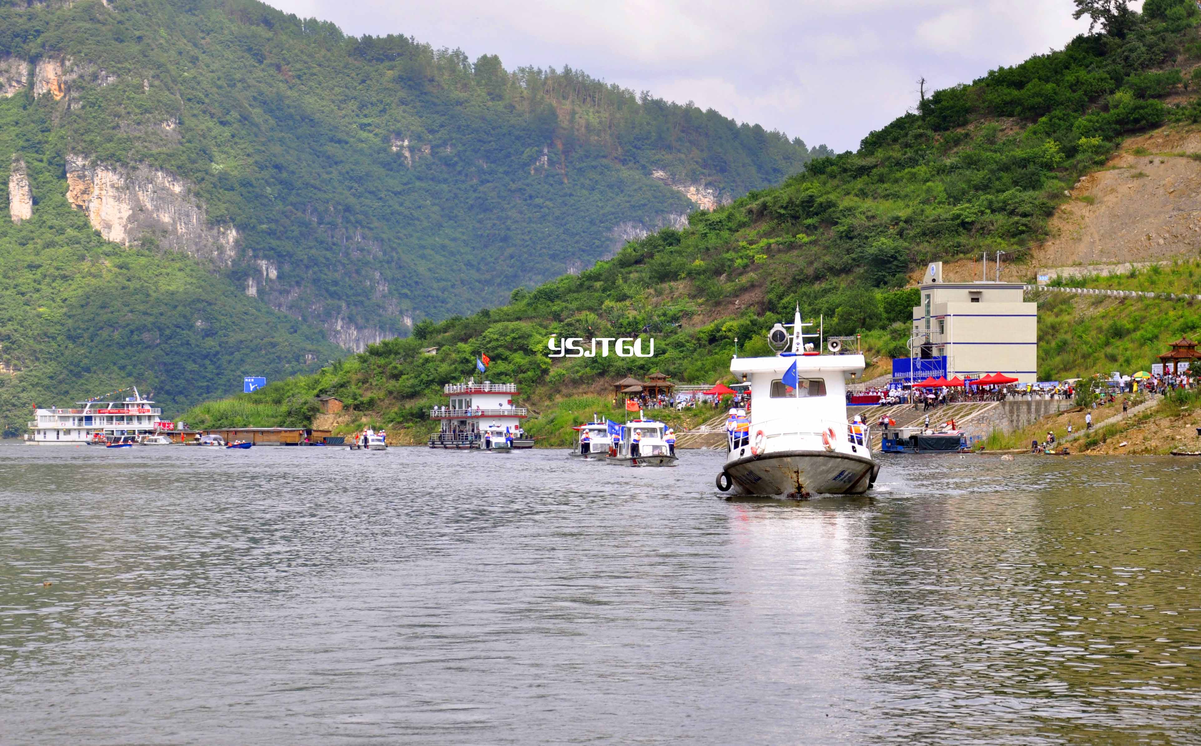 江界河码头码头风景码头上游的大桥前来旅游的人江界河的桔子江界河