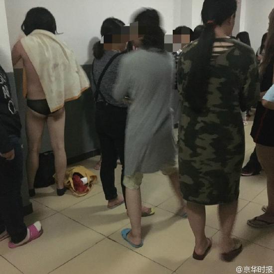 偷看女生换衣服和内衣_艺考女生换衣服图片(3)