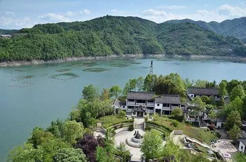 地址:安康瀛湖生态旅游区 三 漫山红叶--安康南宫山景区