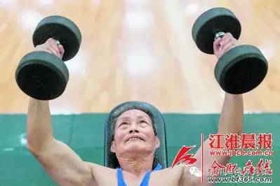 【haidegym健身资讯】合肥77岁老人每天做500个仰卧起