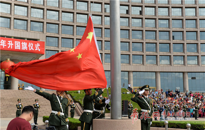 国庆67周年:青岛今日举行升国旗仪式
