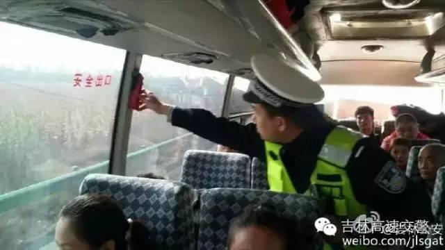 伊通县有多少人口_...4日,在吉林省伊通满族自治县,一位农民在收获后的稻田里(3)