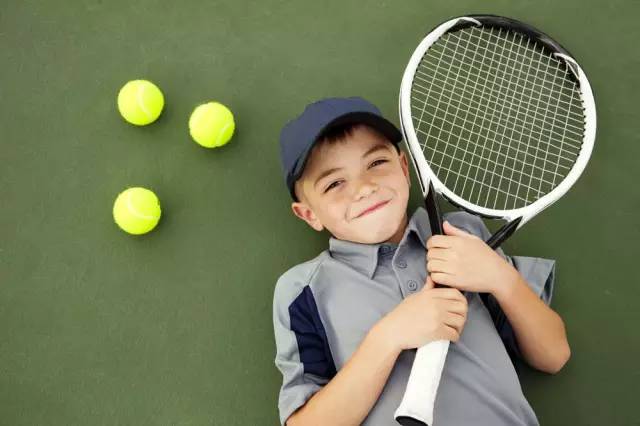 儿童不能打成人网球!