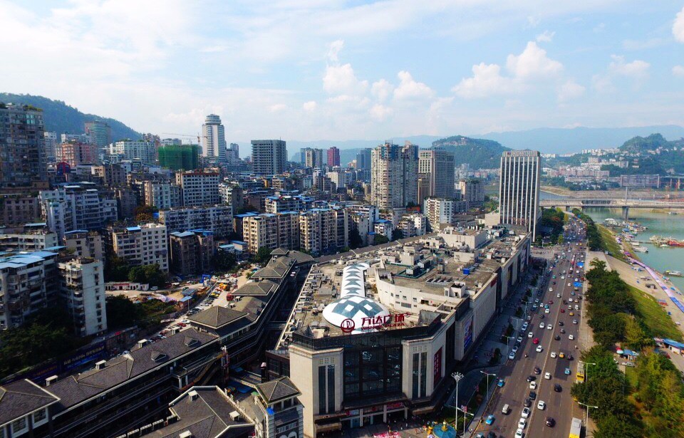 在万州 登太白岩 游环湖滨江路 看过三月片片粉红羞涩的桃花 吹过万达