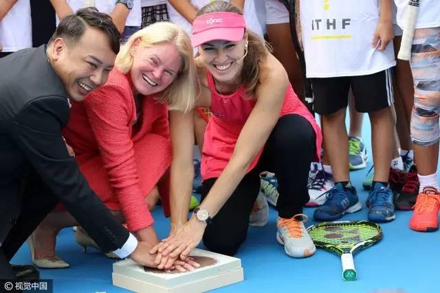 瑞士公主辛吉斯携手网球名人堂亮相中网!曾
