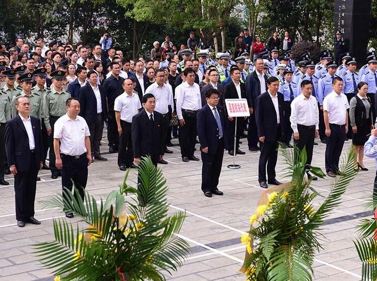 县委书记吴高波,县长冉贤俊,县政协主席赵再权及县四大班子在家