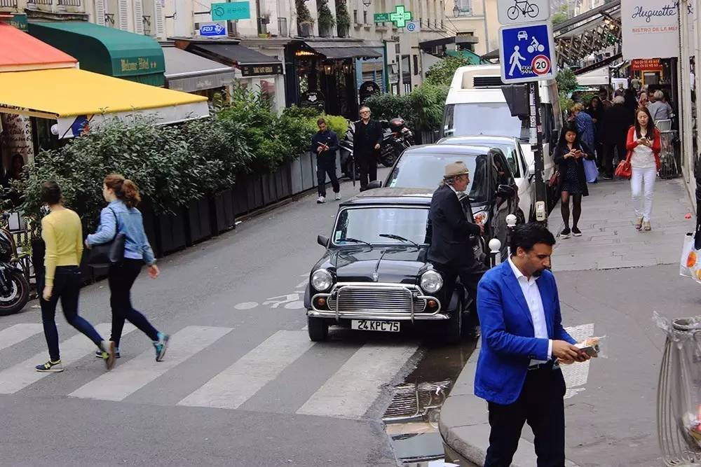 由于以上的道路环境,在市区开车首选就是摩托车,巴黎市区不禁摩,摩托