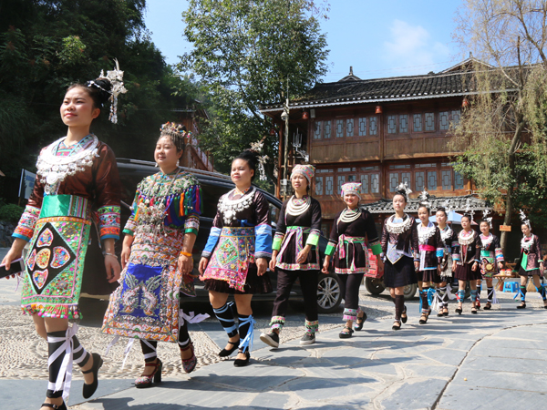 黎平肇兴上演传统侗族盛装秀让游客感受侗族服饰魅