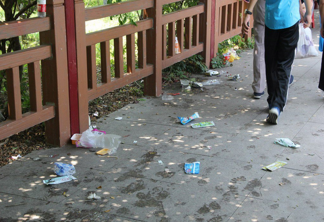 十一黄金周九寨沟垃圾乱扔,保洁员更被游客大骂