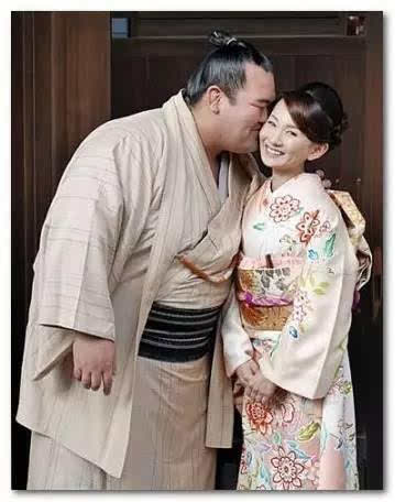 原来日本相扑选手的娇妻个个都貌美如花