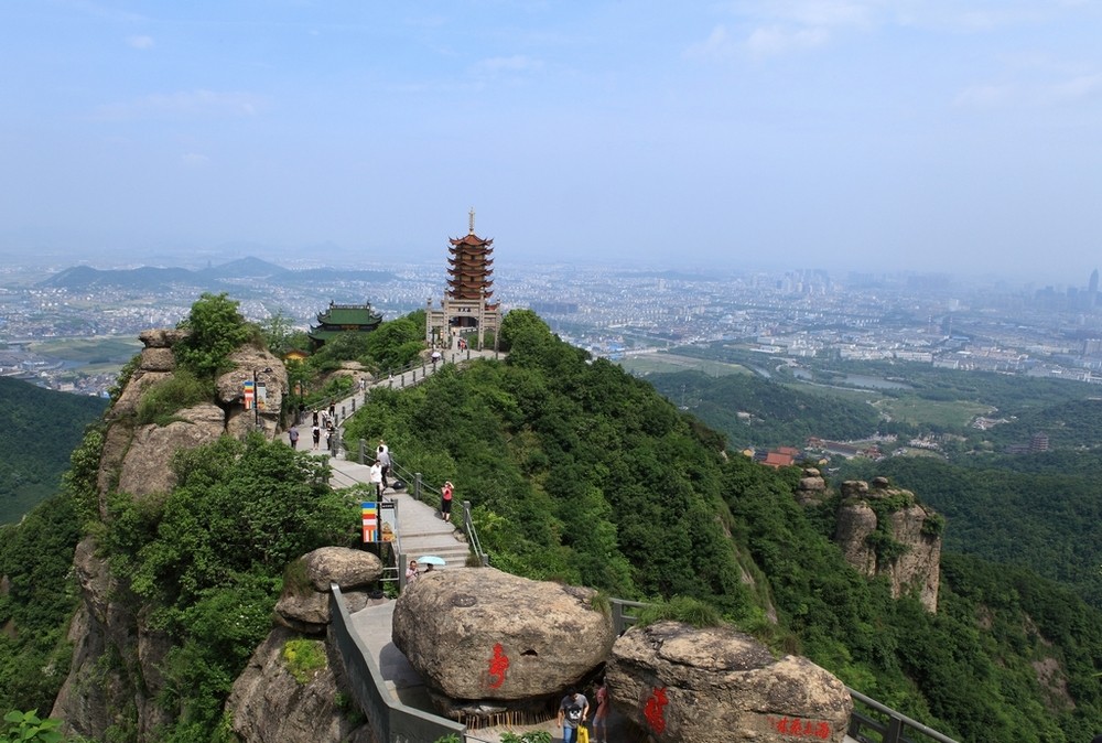 唐代大诗人白居易曾登攀炉峰,写下"石凹仙药臼,峰峭佛香炉"的名句.