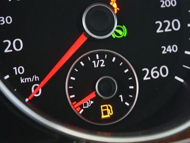 油箱都亮红灯了,到底还能开多少公里?