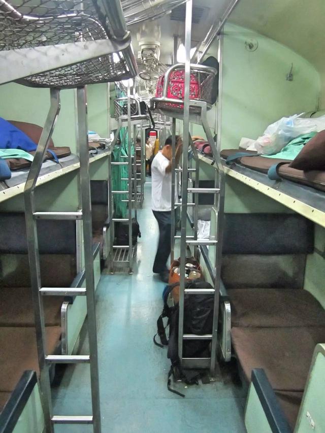从曼谷到清迈,泰国火车卧铺的条件并不比中国