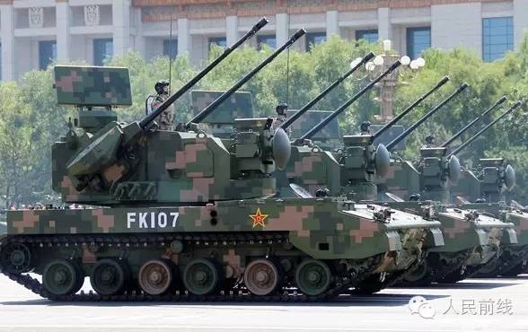 1949年开国大典阅兵式接受检阅的日本造88式75毫米高射炮方队.