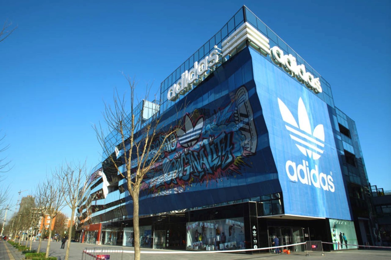 *2010年,在当时尚称为"village"的三里屯,adidas旗舰店挂出了jahan的